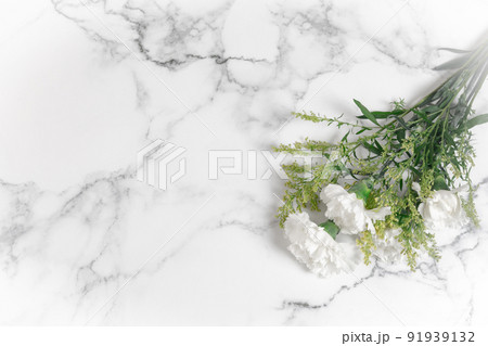 花 ： 白いカーネーション 献花のイメージ 91939132