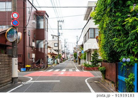 信号の無い住宅街の交差点 91939183