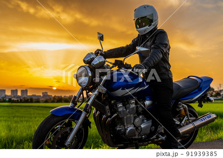 夕日とライダー 夕日とライダー 91939385