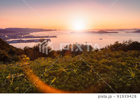 【旅行】屋島から見る香川県の街と瀬戸内海の夕方の風景　 91939428