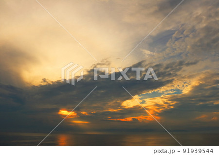 海の夕陽伊豆半島から見る駿河湾の海面とオレンジの雲 91939544