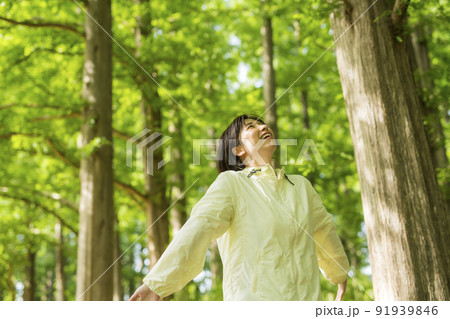 森林を散歩する若い女性 森林を散歩する若い女性 91939846