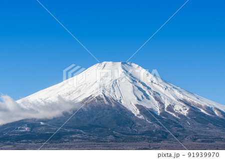 山梨県　中山湖から望む晴天の富士山 91939970