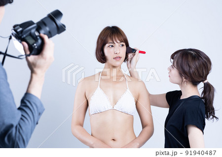 撮影スタジオのカメラマンとヘアメイクさん 91940487