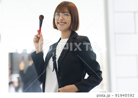 ブラシを持ったヘアメイクさん ブラシを持ったヘアメイクさん 91940592