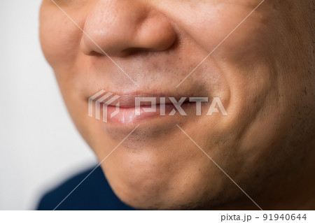 口を閉じる男性の口元 口を閉じる男性の口元 91940644