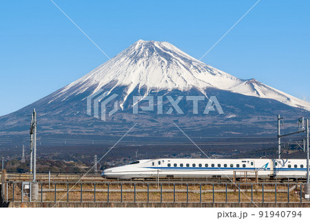 静岡県　東海道新幹線と快晴の富士山 91940794