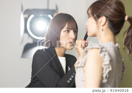 モデルさんとメイクさん 91940916