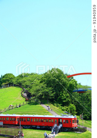 豊田市、多くの家族連れで賑わう鞍ヶ池公園の風景 91940959