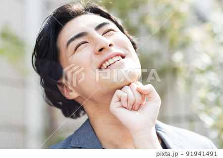 女性にパンチされる男性 91941491