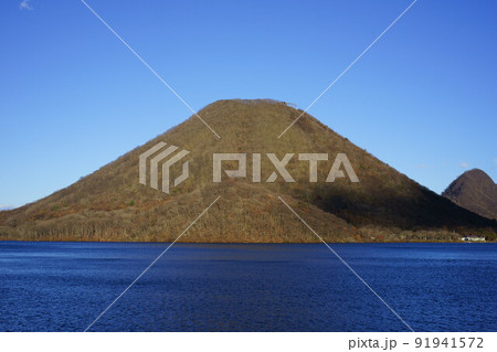 榛名湖に浮かぶ榛名山の秋の風景 91941572