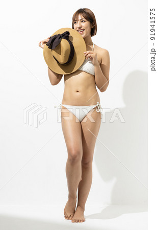 水着を着た綺麗な女性 91941575