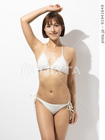 水着を着た綺麗な女性 91941649
