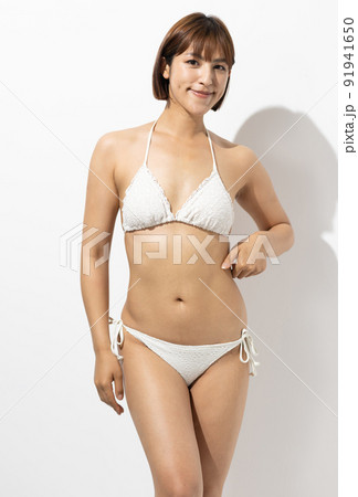 水着を着た綺麗な女性 91941650