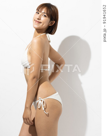 水着を着た綺麗な女性 91941652