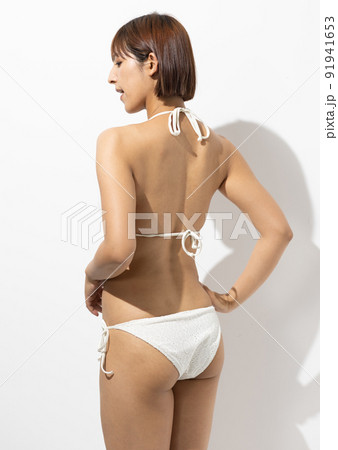 水着を着た綺麗な女性 91941653
