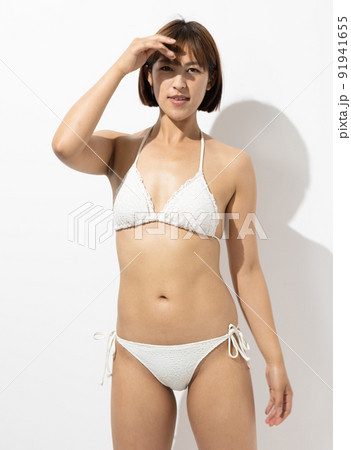 水着を着た綺麗な女性 91941655