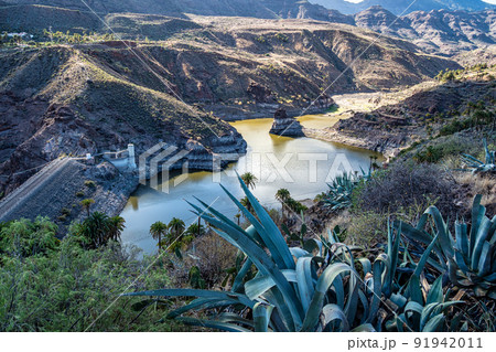Mountain range at La Sorrueda dam and La Fortaleza de Ansite in Gran Canaria, Canary Islands, Spain 91942011