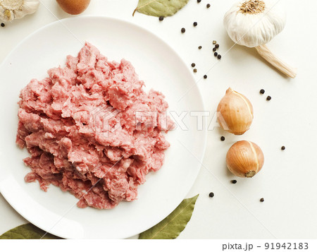 Fresh ground meat 91942183