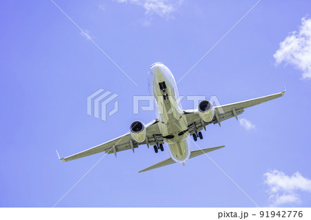 着陸する飛行機 ボーイング737-800 着陸する飛行機 ボーイング737-800 91942776
