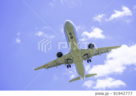 着陸する飛行機　エアバス　A321 91942777