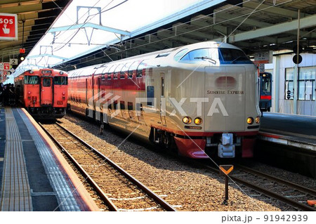 縁の糸を紡ぐ寝台夜行列車は八雲立つ出雲国へ…『寝台特急サンライズ出雲』285系 縁の糸を紡ぐ寝台夜行列車は八雲立つ出雲国へ…『寝台特急サンライズ出雲』285系 91942939