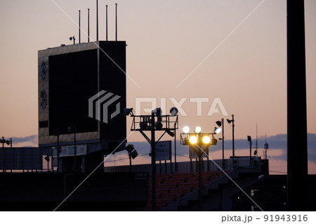 東大阪市花園ラグビー場の夕景 91943916