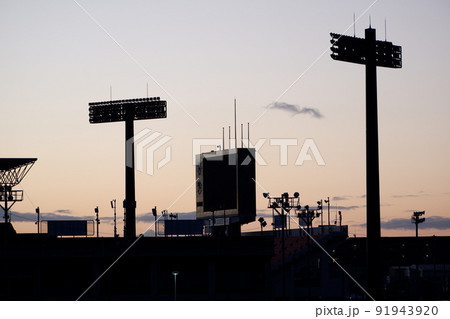 東大阪市花園ラグビー場の夕景 91943920
