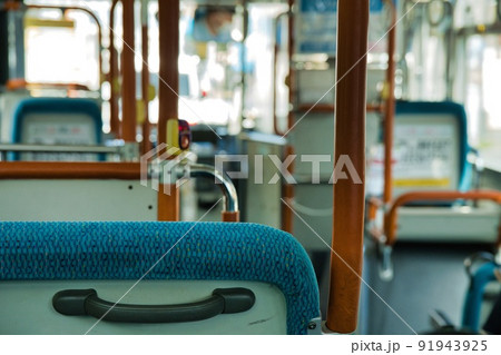 バスの車内 91943925