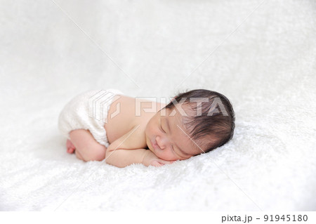 赤ちゃん　新生児　ニューボーンフォト　うつ伏せ 91945180