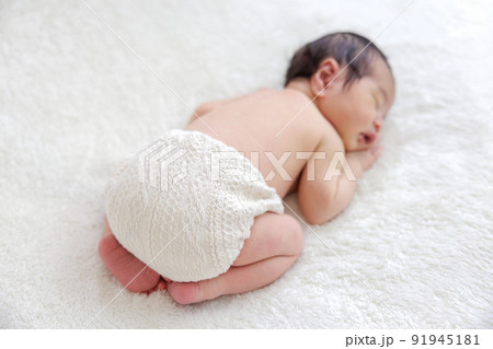 赤ちゃん 新生児 ニューボーンフォト うつ伏せ 赤ちゃん 新生児 ニューボーンフォト うつ伏せ 91945181