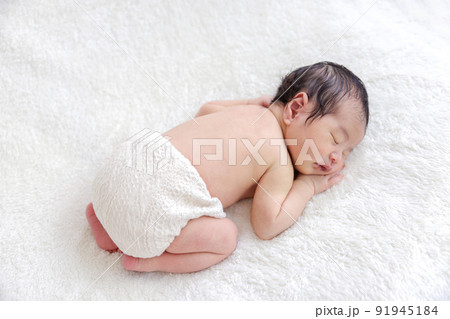 赤ちゃん 新生児 ニューボーンフォト うつ伏せ 赤ちゃん 新生児 ニューボーンフォト うつ伏せ 91945184