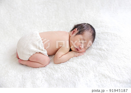 赤ちゃん 新生児 ニューボーンフォト うつ伏せ 赤ちゃん 新生児 ニューボーンフォト うつ伏せ 91945187