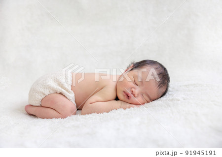 赤ちゃん 新生児 ニューボーンフォト うつ伏せ 赤ちゃん 新生児 ニューボーンフォト うつ伏せ 91945191