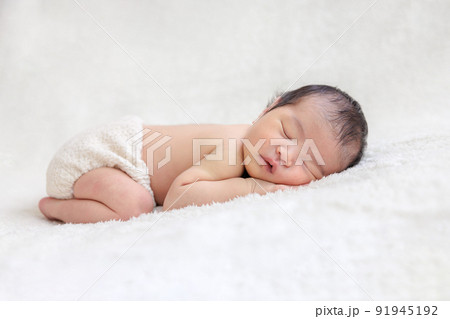 赤ちゃん 新生児 ニューボーンフォト うつ伏せ 赤ちゃん 新生児 ニューボーンフォト うつ伏せ 91945192