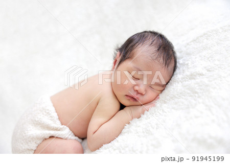 赤ちゃん 新生児 ニューボーンフォト うつ伏せ 赤ちゃん 新生児 ニューボーンフォト うつ伏せ 91945199