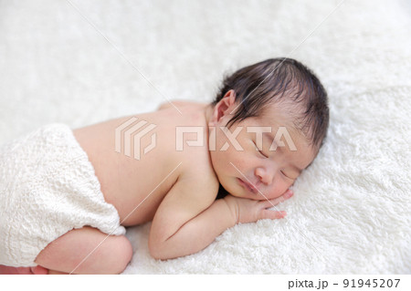 赤ちゃん 新生児 ニューボーンフォト うつ伏せ 赤ちゃん 新生児 ニューボーンフォト うつ伏せ 91945207