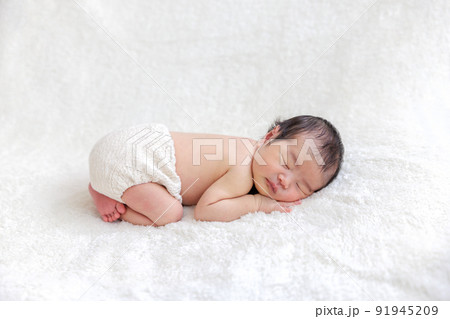 赤ちゃん　新生児　ニューボーンフォト　うつ伏せ 91945209