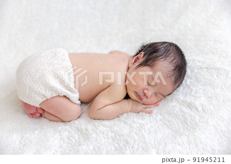 赤ちゃん 新生児 ニューボーンフォト うつ伏せ 赤ちゃん 新生児 ニューボーンフォト うつ伏せ 91945211