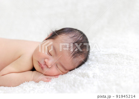 赤ちゃん 新生児 ニューボーンフォト うつ伏せ 赤ちゃん 新生児 ニューボーンフォト うつ伏せ 91945214
