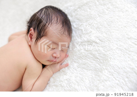 赤ちゃん　新生児　ニューボーンフォト　うつ伏せ 91945218