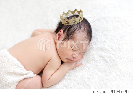 赤ちゃん 新生児 ニューボーンフォト うつ伏せ 赤ちゃん 新生児 ニューボーンフォト うつ伏せ 91945495