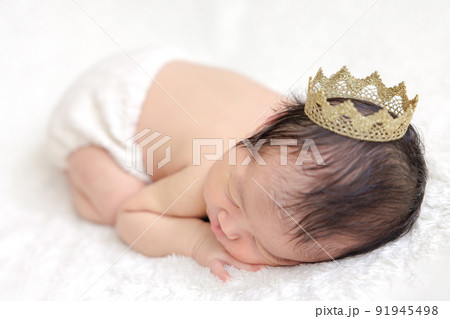 赤ちゃん 新生児 ニューボーンフォト うつ伏せ 赤ちゃん 新生児 ニューボーンフォト うつ伏せ 91945498