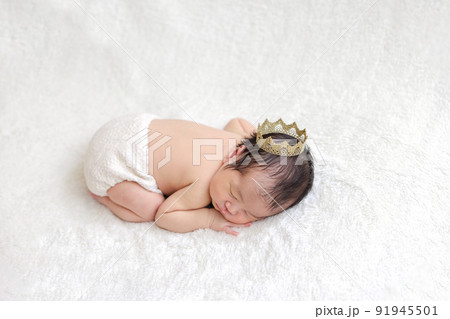 赤ちゃん　新生児　ニューボーンフォト　うつ伏せ 91945501