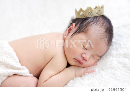赤ちゃん 新生児 ニューボーンフォト うつ伏せ 赤ちゃん 新生児 ニューボーンフォト うつ伏せ 91945504