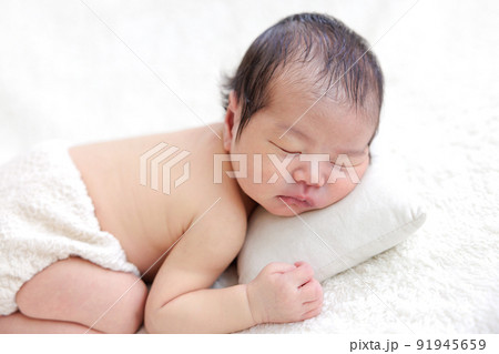 赤ちゃん 新生児 ニューボーンフォト うつ伏せ 赤ちゃん 新生児 ニューボーンフォト うつ伏せ 91945659
