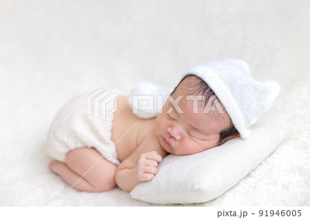 赤ちゃん 新生児 ニューボーンフォト うつ伏せ 赤ちゃん 新生児 ニューボーンフォト うつ伏せ 91946005