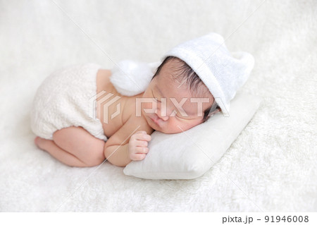 赤ちゃん 新生児 ニューボーンフォト うつ伏せ 赤ちゃん 新生児 ニューボーンフォト うつ伏せ 91946008