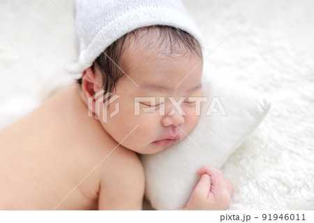 赤ちゃん 新生児 ニューボーンフォト うつ伏せ 赤ちゃん 新生児 ニューボーンフォト うつ伏せ 91946011