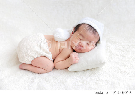 赤ちゃん 新生児 ニューボーンフォト うつ伏せ 赤ちゃん 新生児 ニューボーンフォト うつ伏せ 91946012